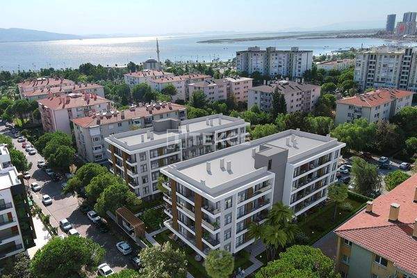 Apartments in a Complex with a Pool Near the Sea in İzmir Karşıyaka