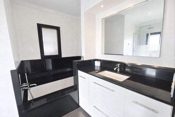 Badezimmer mit Dusche und Badewanne