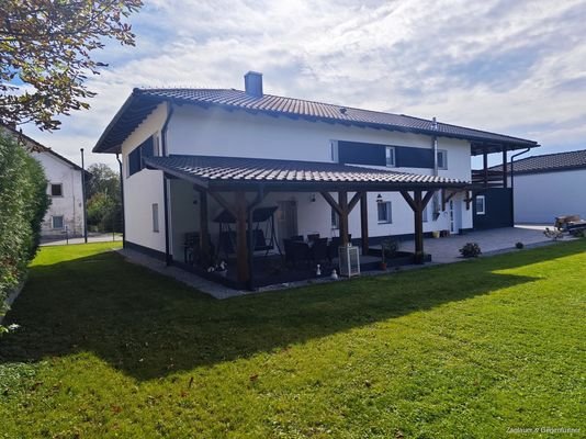 Blcik vom Garten aus zum tollen Haus