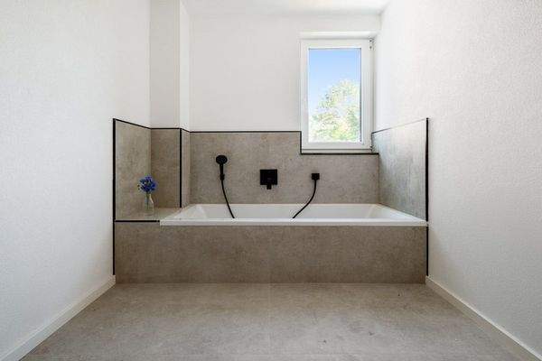 Bad 1 mit Badewanne, Dusche &amp; Fenster (OG)