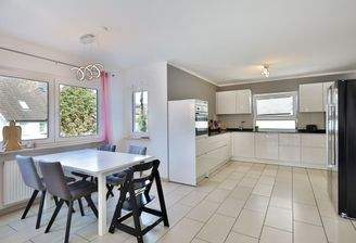 Einladender, großer Essbereich mit offener Küche