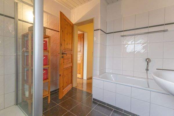 Tageslichtbad mit Badewanne und Dusche