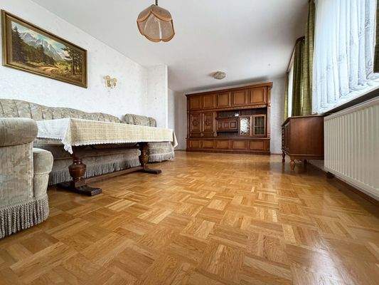 EG: Großzügiges Wohnzimmer mit viel Platz