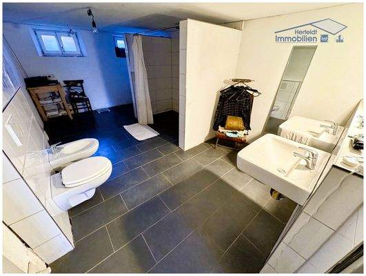 Modernes Bad mit Fenster und Dusche