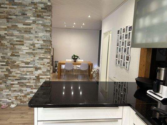 Küche. Blick auf Essbereich