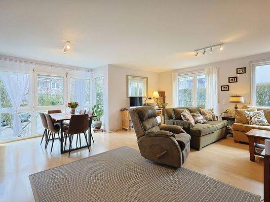 Lichtdurchfluteter Wohn- und Essbereich mit Zugang zur Terrasse