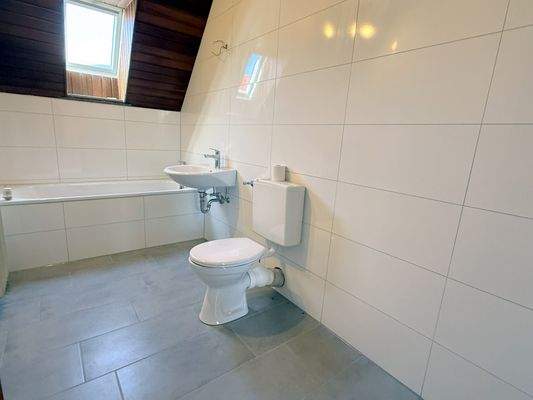 Bad mit Wanne im Obergeschoss