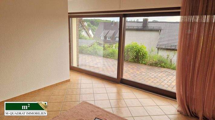 Zimmer 1 mit Schiebetür zur Terrasse 