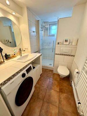 B12 Badezimmere Vorderhaus.jpg