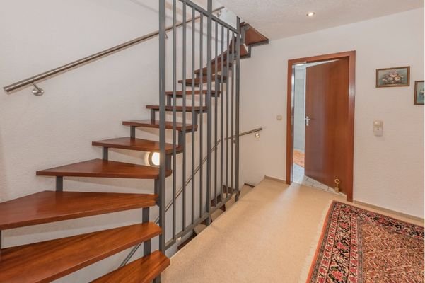Treppe zum Dachgeschoss - Bilder zum DG werden nachgereicht
