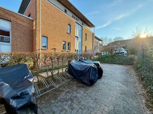 Fahrradstellplätze vor dem Haus