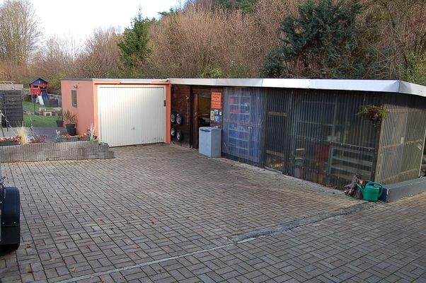 04 Hoffläche mit Garage und Werkstatt.JPG
