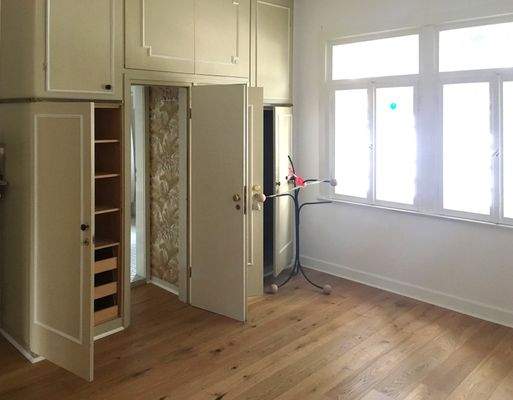 Einbauschrank mit Durchgang zum Bad