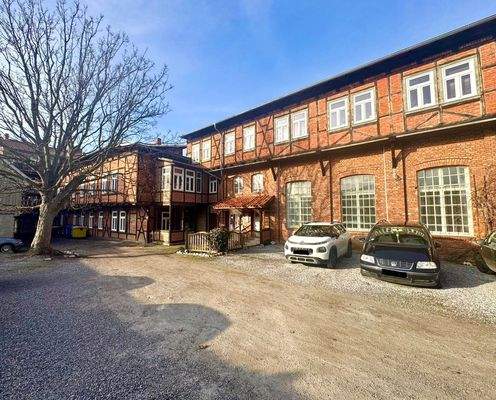 Mieterparkplatz mit Blick auf den Festsaal