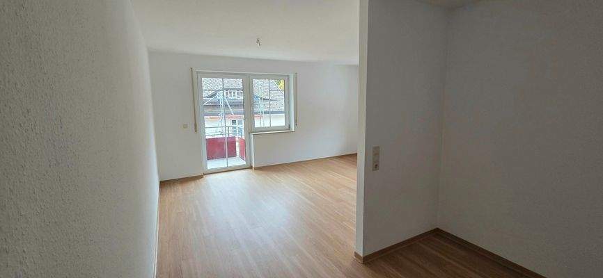 Schlafnische mit Blick in Richtung Wohnbereich und Balkonzugang 