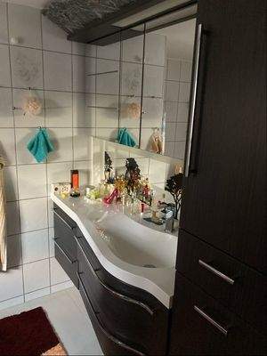 Bad / Sanitärbereich mit Wanne, DU und Waschtisch - Erdgeschoss Hauptwohnung