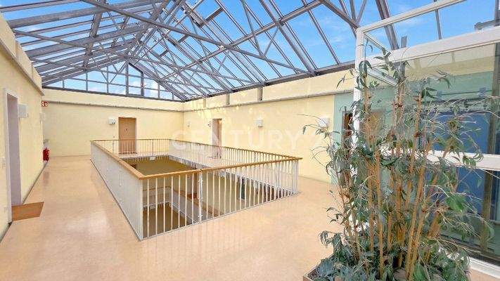Lichtdurchflutetes Atrium im OG. mit Zugang zur Wohnung