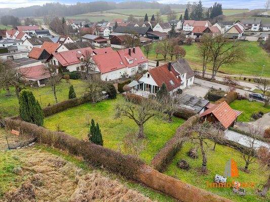 Blick auf die beiden Häuser und das Grundstück