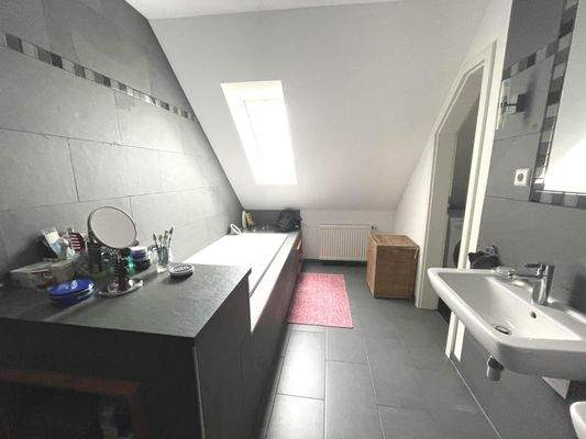 Bad mit Badewanne...