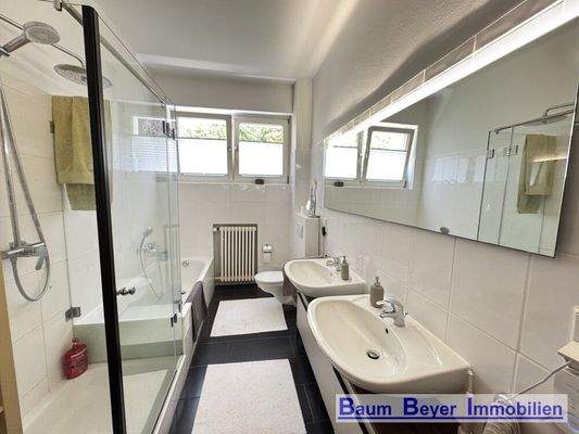 Badezimmer mit Badewanne und Dusche