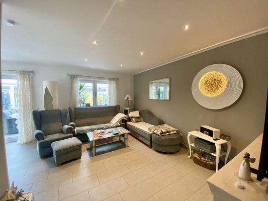 22) Bungalow, Wohnzimmer