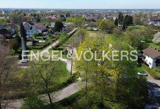 Im Westen unverbaut die gepflegte Anlage des Turenne-Denkmals