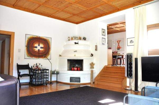 Wohnzimmer mit offenem Kamin