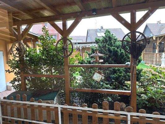 Überdachung Kellereingang und Weg hinter Haus