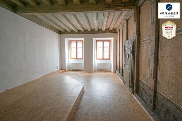 Zimmer mit denkmalgeschützer Holzwand & Decke