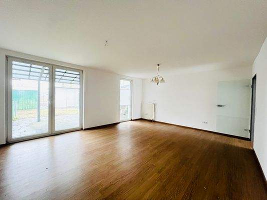 Wohnzimmer mit Terrassenzugängen