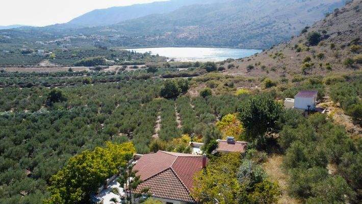 Kreta, Kournas: Malerisches Steinhaus mit bezauberndem See- und Meerblick zu verkaufen