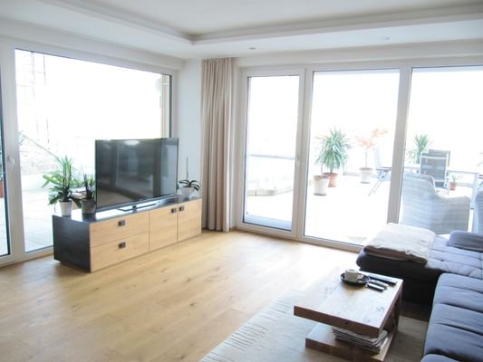 Wohnzimmer mit Blick zur 127 m² Terrasse