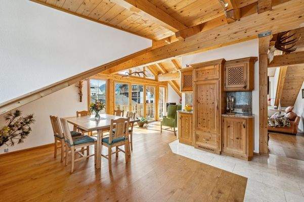 Der offene Koch-/Essbereich mit großem Esstisch