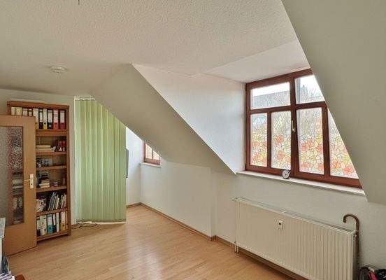 Wohnzimmer mit abgegrenzem Küchenbereich