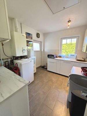 Hauswirtschaftsraum mit Zugang direkt in die Garage