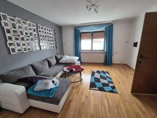 zeigt Wohnzimmer im Erdgeschoss