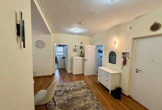 Gepflegter Eingangsbereich mit klarer Linienführung 