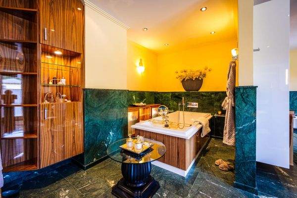 kann räumlich zu zwei Bädern getrennt werden!