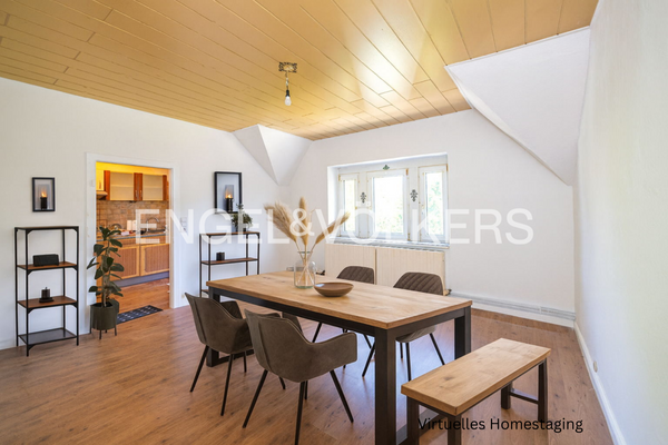 Esszimmer mit Zugang zur Küche