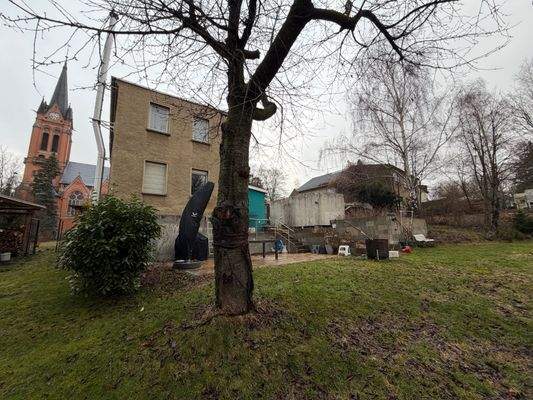 Gebäuderückansicht mit Garten