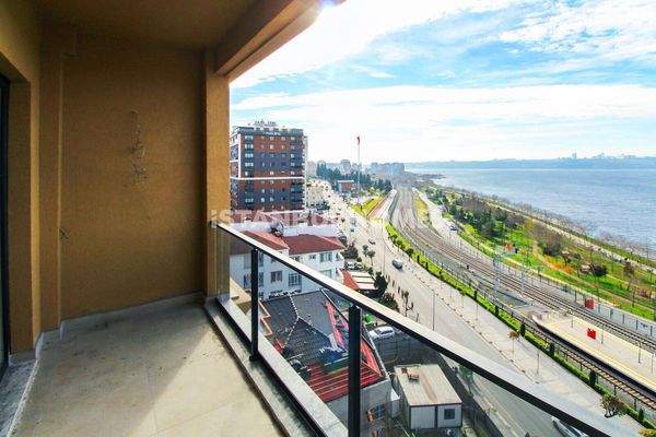 Ready-to-Move Apartments in a Complex Near Main Road in Istanbul