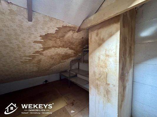 altes Wasserfleck am Schornstein