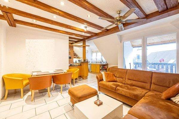 Wohn- und Esszimmer mit offener Küche