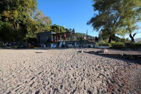 Öffentlicher Strand mit Snack-Bar... 
