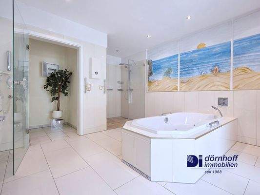 Badeoase im EG mit direktem Zugang zum Poolbereich – exklusiver Komfort für Genießer