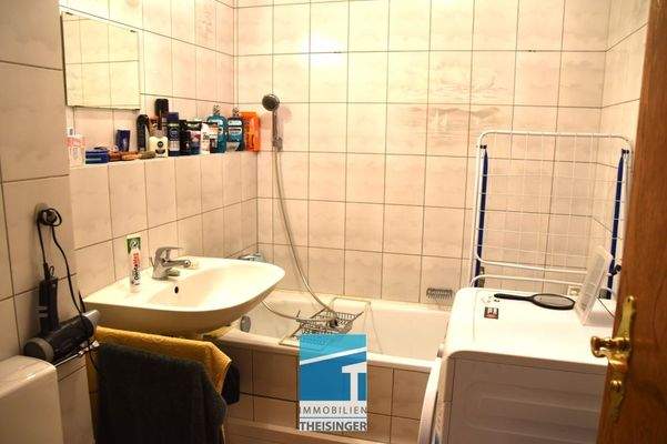 Badezimmer mit Wanne, Waschmaschinenanschluss im OG