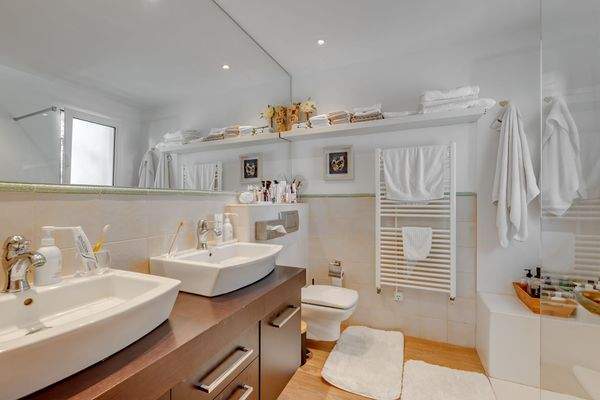 Eines von 4 Badezimmern