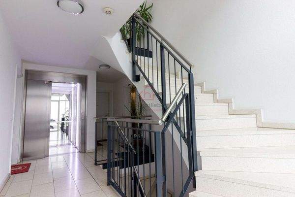 Treppenhaus mit Lift