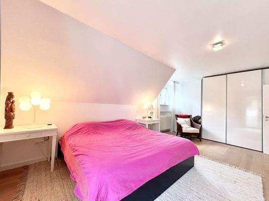 Schlafzimmer OG mit Balkon + Einbauschrank