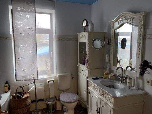 Bad mit Wanne und Dusche im OG